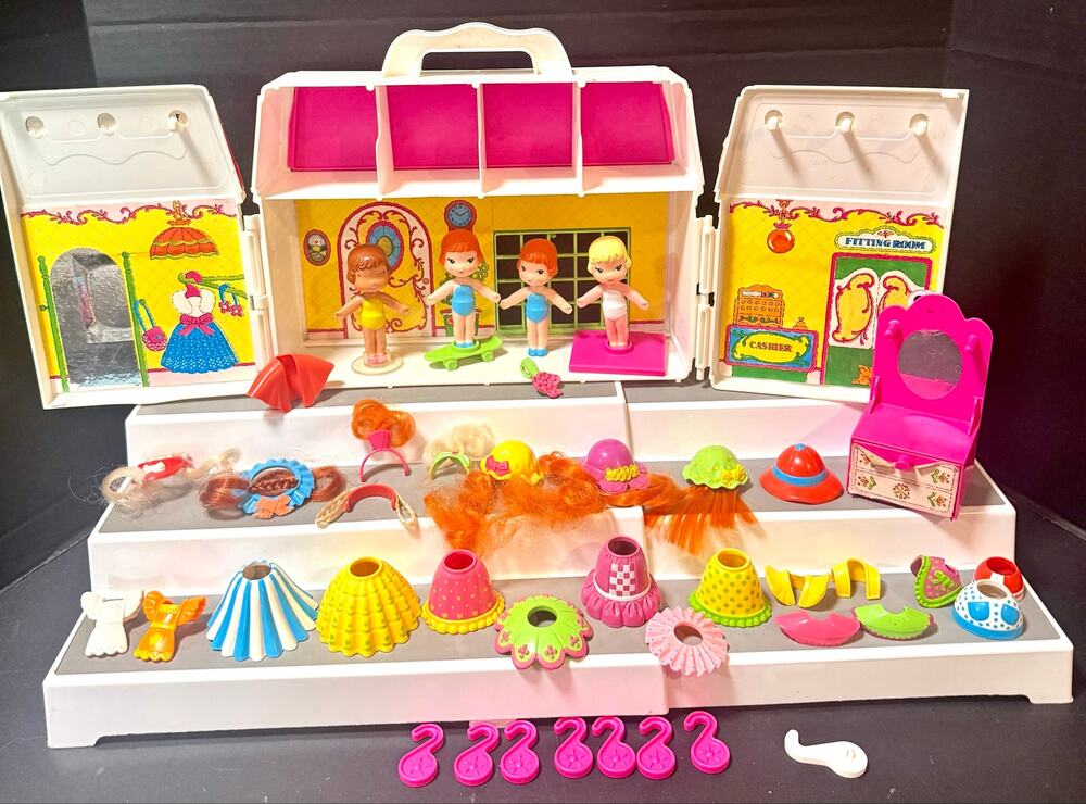 1983 Schaper Li'l Me Boutique folding store carry-case dolls accessories